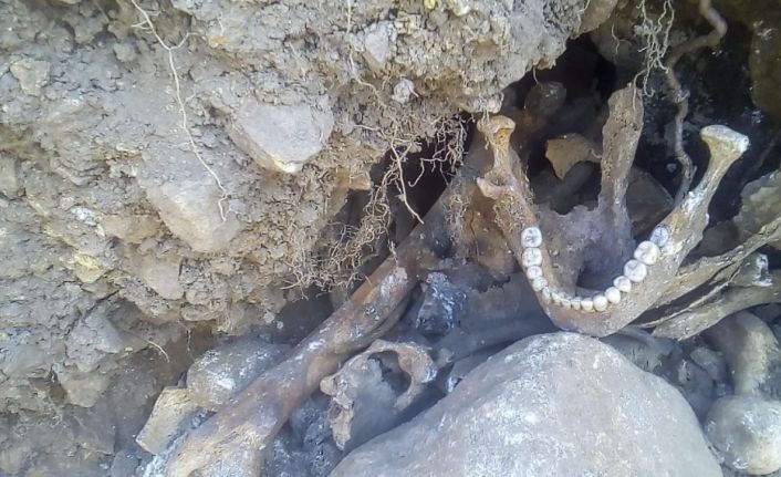 Atık su kanalı kazısında insan kemikleri, mermi ve çürümüş çarıklar bulundu