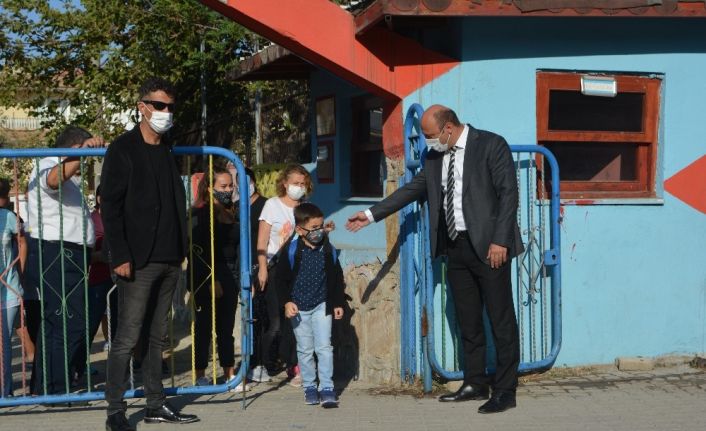 Ayvalık’ta minik öğrencilerin okul heyecanı