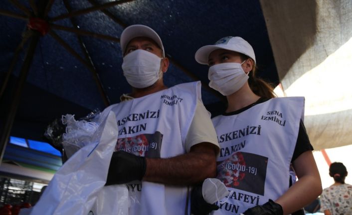 Baba ve kızı herkes virüse karşı sokak sokak maske dağıtıyor