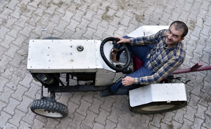 "Babası yorulmasın" diye sosyal medyadaki videoları izleyerek traktör yaptı
