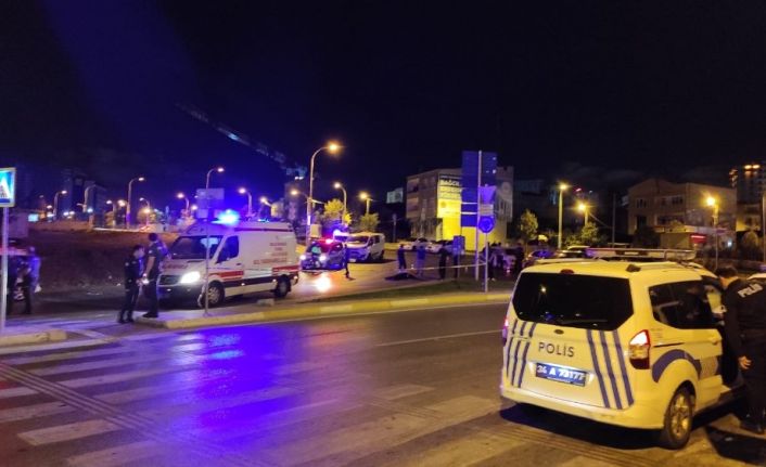 Bağcılar’da otomobile silahlı saldırı: 1 ölü 1 yaralı