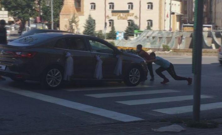 Bahşiş alabilmek için ölümü göze alan çocukları gelin arabası böyle sürükledi