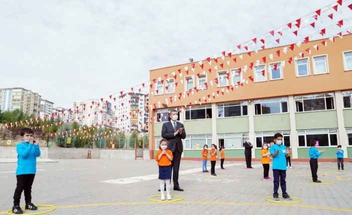 Bakan Selçuk’tan öğretmenlere ve öğrencilere tebrik mesajı