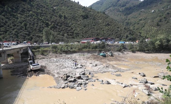 Bakan Soylu, Giresun’daki sel felaketinde kaybolan 4 kişiyi arama kurtarma çalışmalarında incelemelerde bulundu