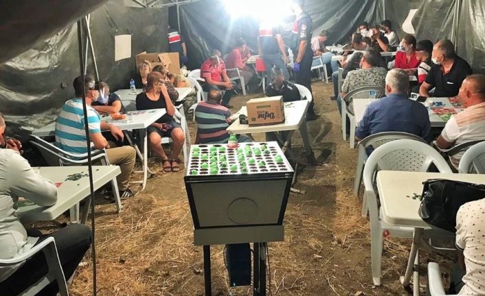 Bakan Varank’tan çadırda kumar görüntülerine tepki: "Her şeyi hak ediyorlar"