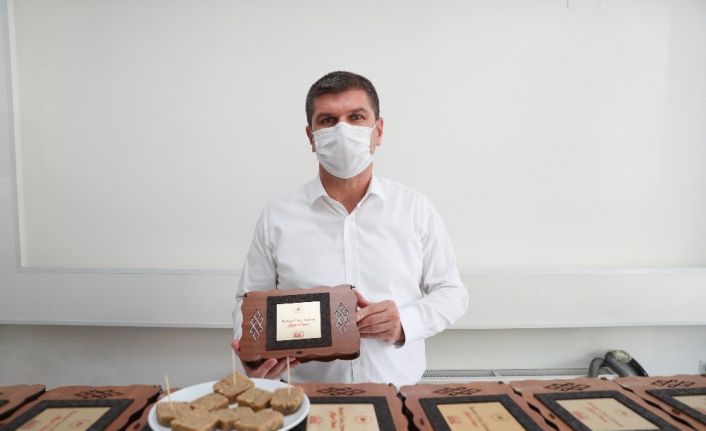 Bakanın 40 dakikalık teneffüs sözüne Burdur’dan 81 il için ceviz ezmesi hediyesi