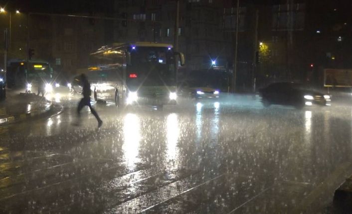 Bartın’da sağanak yağış etkili oldu, yollar dere yatağına döndü