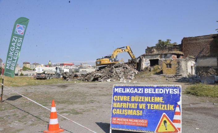 Başkan Dr. Palancıoğlu; “Gülük Mahallesinde tehlike arz eden metruk yapılar yıkılıyor”