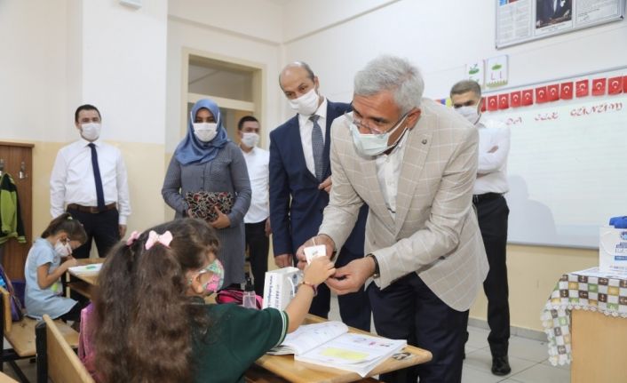 Başkan Güder’den öğrencilere ikram ve hediye