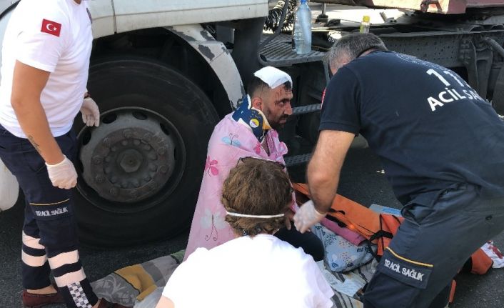 Beylikdüzü Ambarlı Liman Yolu’nda üç tane tırın karıştığı bir kaza meydana geldi. Olayda bir sürücü yaralanırken yol trafiğe kapatıldı. Bölgeye ambulans ve polis ekipleri sevk edildi.
