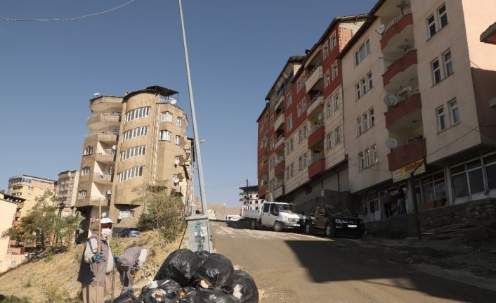 Bina sahiplerinin atağı bir ton çöp toplandı