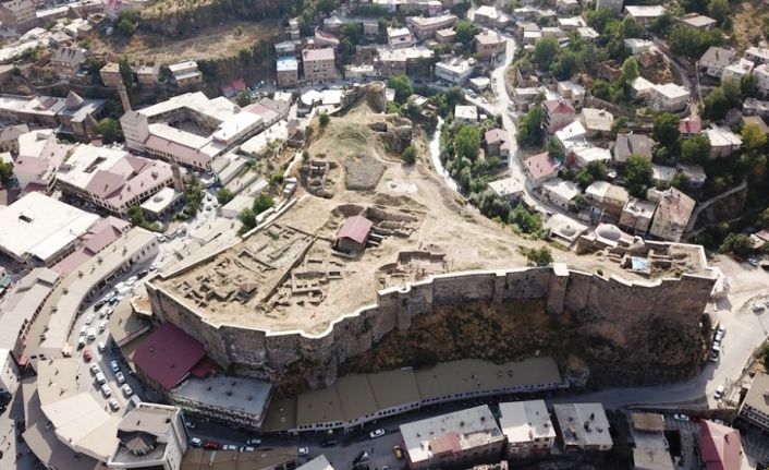 Bitlis Kalesi’nde Kanuni Sultan Süleyman’a ait 487 yıllık tamirat kitabesi bulundu