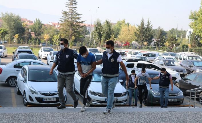 Bolu’da inşaattan 10 bin liralık kablo çalan 3 kişi adliyeye sevk edildi