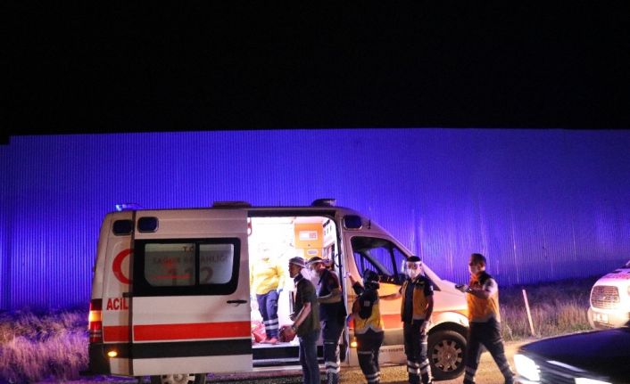 Bolu’da, traktörün römorkuna çarpan otomobil takla attı: 3 yaralı