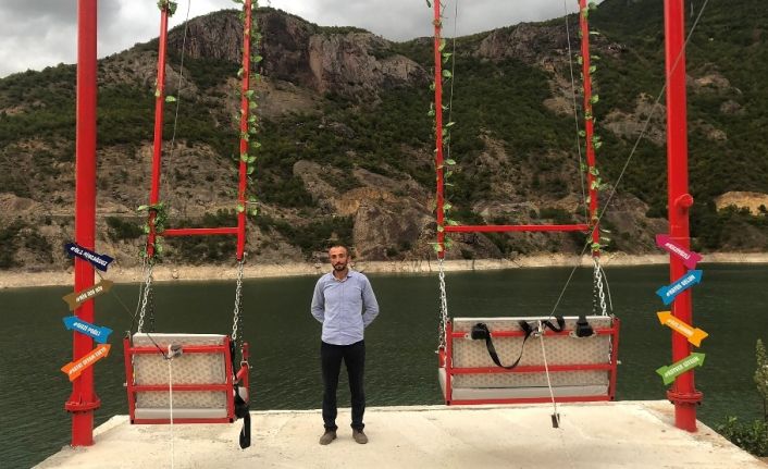Borçka Baraj Gölü kıyısındaki dev salıncak adrenalin tutkunlarının ilgi odağı oldu