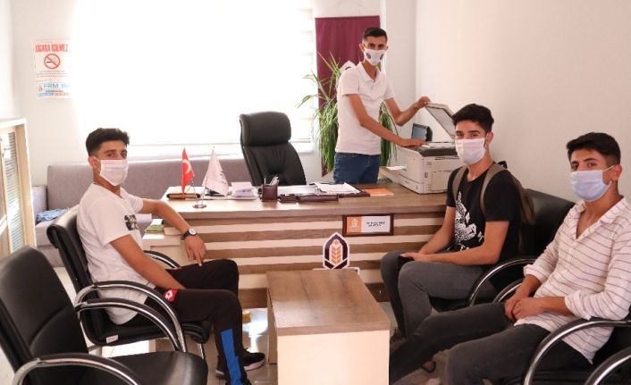 Bürosunu öğrencilere açan muhtar, ücretsiz fotokopi hizmeti veriyor