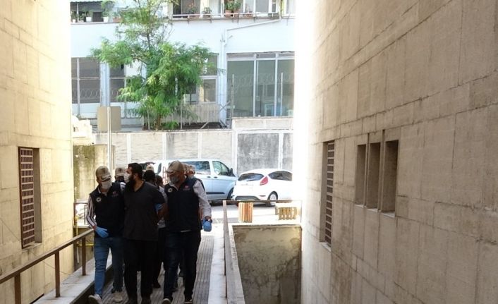 Bursa’da 5 DAEŞ’liden 4’ü tutuklanırken 1 kişi adli kontrol şartıyla serbest bırakıldı