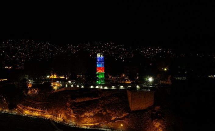 Bursa’nın tarihi sembolü Tophane Saat Kulesi Azerbaycan’ın renklerine büründü