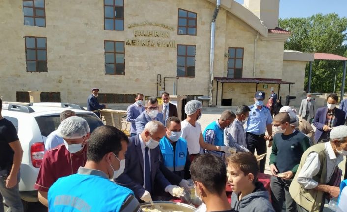 Çaldıran Belediyesi ürettiği nohudu pilav üstü olarak cami cemaatine ikram etti