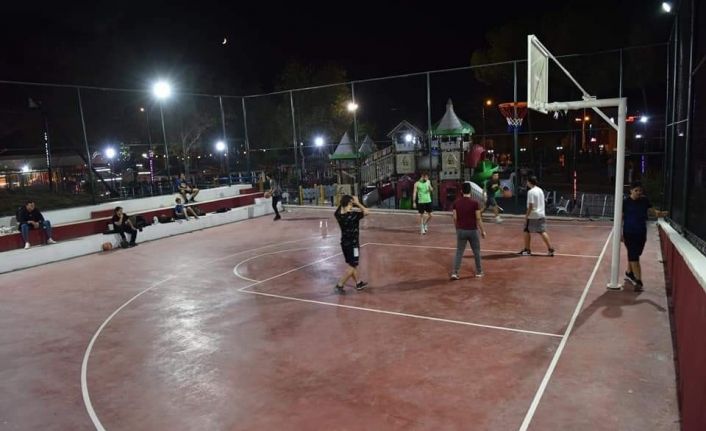 Çan Belediyesi yeni basketbol sahası yapımını tamamladı ve mevcut halı saha yeniledi