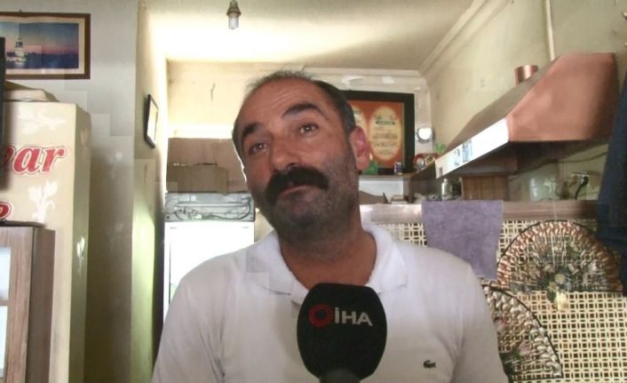 Çay ocağına gelen vatandaşlara mani ve dua okuyarak çay veriyor