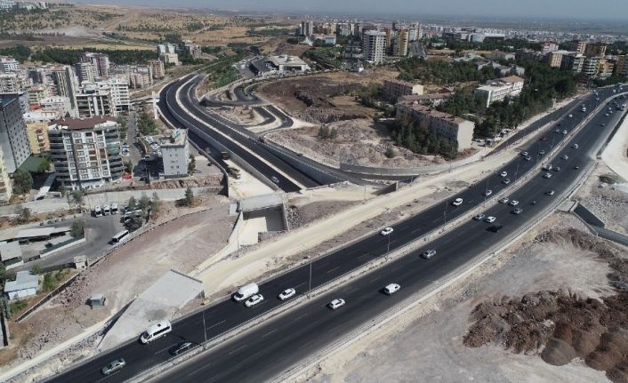 Çevik kuvvet köprülü kavşağında yan yollar asfaltlanıyor