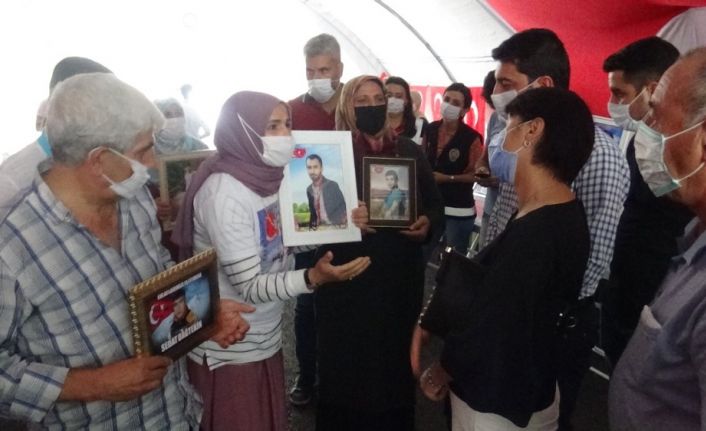 CHP heyeti önce HDP’yi sonra evlat nöbetindeki anneleri ziyaret etti, aileler duruma tepki gösterdi