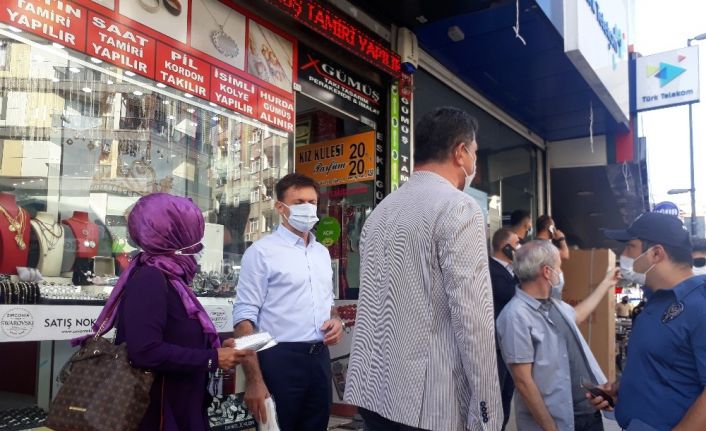 Covid-19 denetimine çıkan belediye başkanı kendi elleri ile çocuklara maske taktı