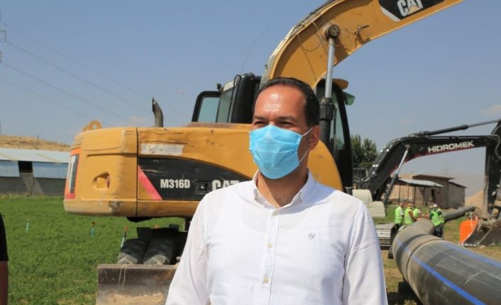 Covid-19’u Atlatan Başkan Özdemir asbestli boruların değiştiği alanlarda inceleme yaptı