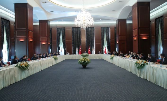 Cumhurbaşkanı Erdoğan AK Parti’ye yeni katılan 31 belediye başkanı ile görüştü