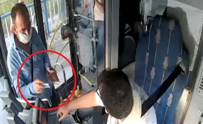 Cüzdanını bulan otobüs sürücüsüne para vererek teşekkür etmeye çalıştı