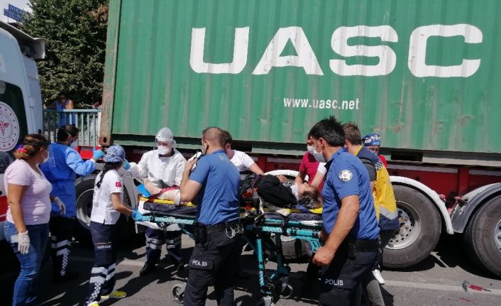 D-100’de otomobil yol kenarında bekleyen tıra çarptı: 1’i ağır 3 yaralı