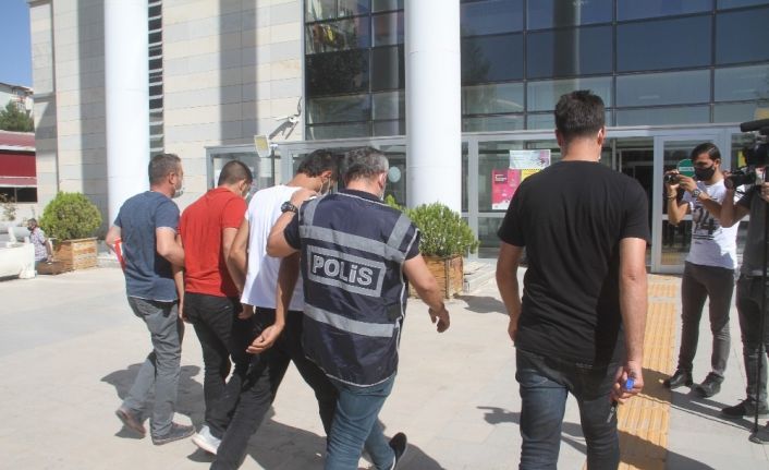 Darp ettikleri şahsın 4 bin 850 TL’sini gasp eden 2 şüpheli yakalandı