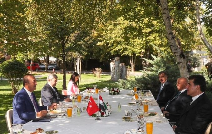 Dışişleri Bakanı Çavuşoğlu, IKBY Başkanı Neçirvan Barzani ve beraberindeki heyet ile görüştü. Bakan Çavuşoğlu, görüşmeye ilişkin, "PKK ile ortak mücadele başta olmak üzere ilişkilerimizi ele aldık" dedi.