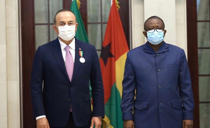 Dışişleri Bakanı Çavuşoğlu’na Gine Bissau Cumhurbaşkanı Embalo tarafından “Devlet Nişanı” verildi