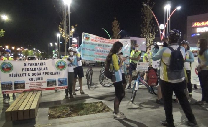 Diyarbakır’da korona virüse dikkat çekmek için maskeli şehir turu attılar