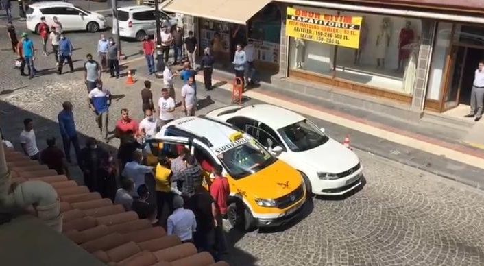 Diyarbakır’da yol verme tartışması meydan kavgasına dönüştü, korona virüs tedbirleri unutuldu