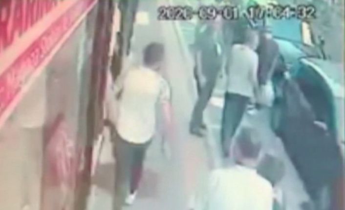 Dolandırıcı polisten kaçarken cebindeki dolarları etrafa saçtı