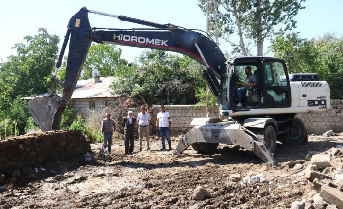 Duyarlı vatandaşlar, dar olan okulun yoluna 2 dönüm arazi hibe ettiler