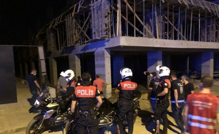 Elleri kelepçeli olarak polis aracından atlayıp kaçan zanlıyı yakalamak için seferber oldular