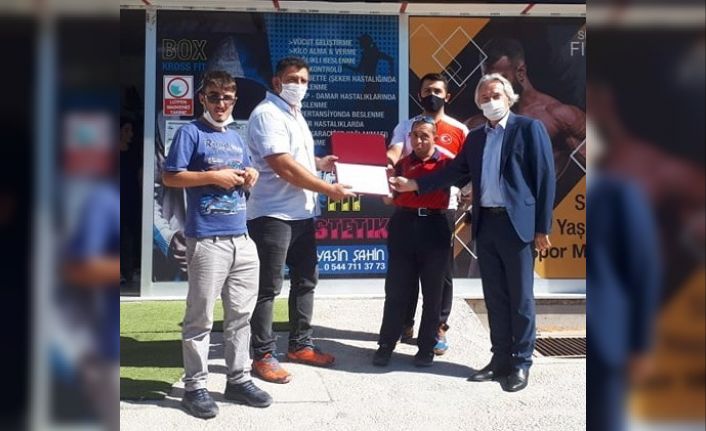 Engellilere ücretsiz spor salonuna teşekkür plaketi