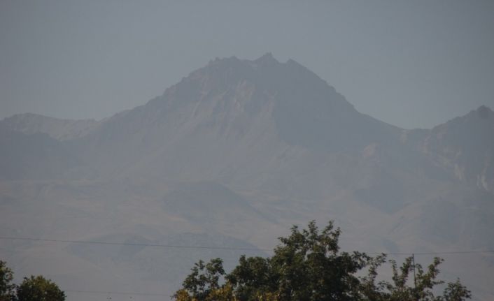 Erciyes’te karlar eriyince akıllara ‘Karlar eriyince borcumu öderim’ deyimi geldi