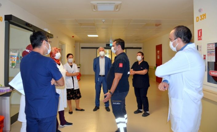 Eskişehir İl Sağlık Müdürü Prof. Dr. Uğur Bilge, Korona virüs hastalarını ziyaret etti