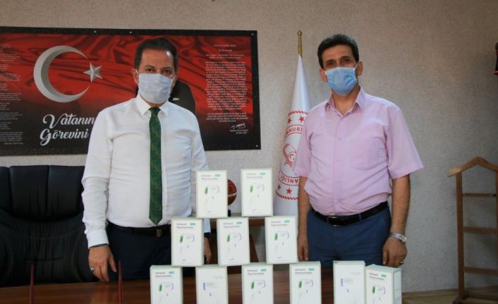 Genç avukat, ilk maaşıyla 11 adet ateş ölçüm cihazı alarak Milli Eğitim’e hediye etti