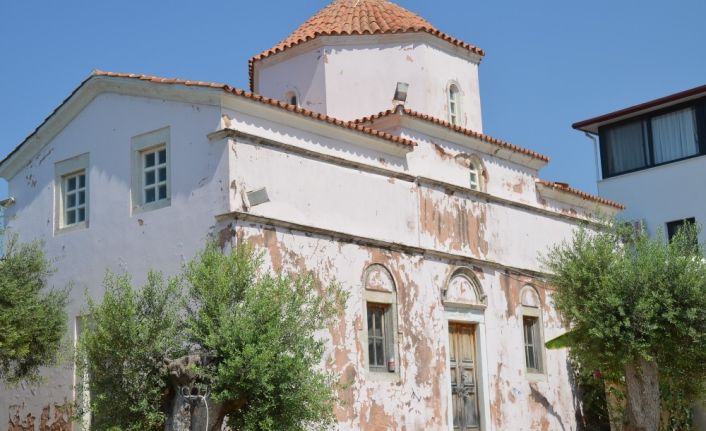 Giriş kapıları duvarla örülen 130 yıllık kilise için Didim’de harekete geçildi