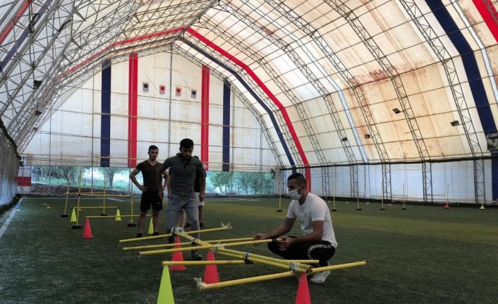 Gönüllü öğretmenler halı sahayı spor merkezine çevirdi, 6 öğrenciyi üniversiteli yaptı