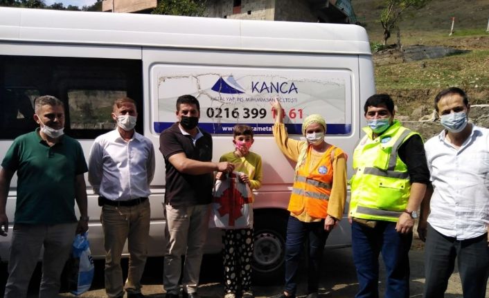 Hacı Uslu Köyü Yardımlaşma Derneği’nden öğrencilere kırtasiye yardımı