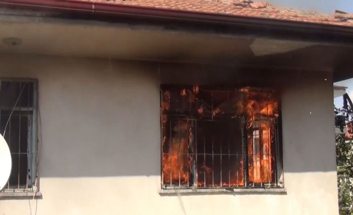 Hırsızlar bunu da yaptı: Yaşlı adamın 80 bin lirasını çalıp, evi ateşe verdiler