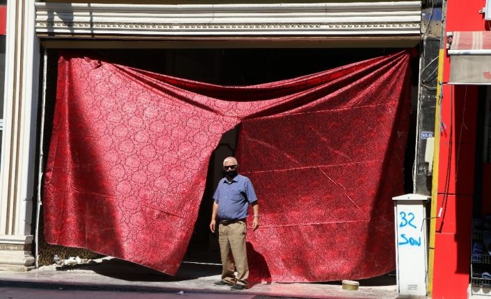 İcra yoluyla çıkartılan kiracı dükkanın giriş çerçevesini söküp, perde takarak kayıplara karıştı
