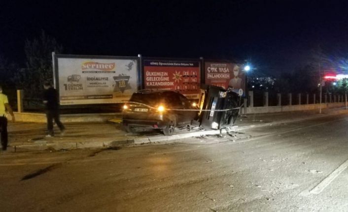İki otomobil kavşakta çarpıştı, takla atan araç kaldırımda yürüyen yayanın üzerine devrildi